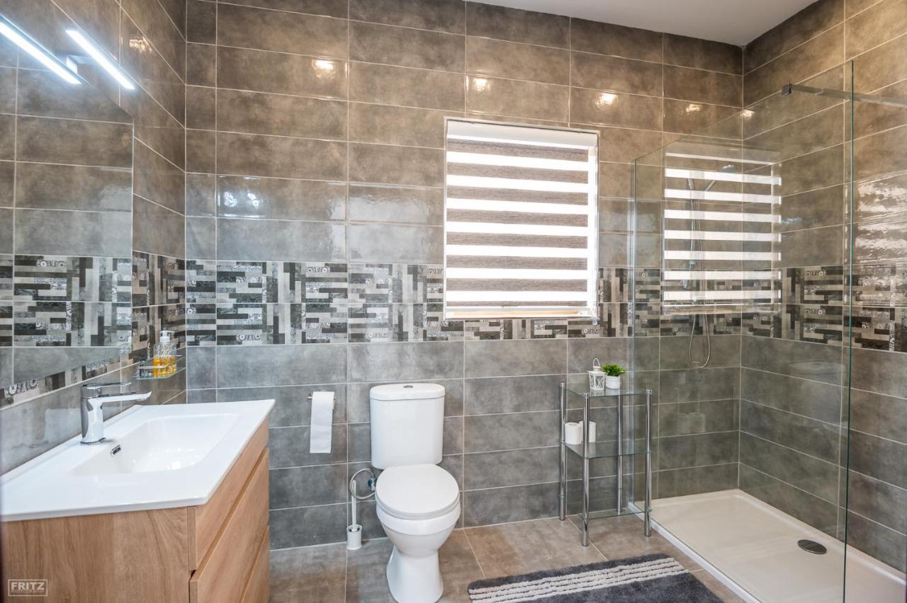 Close To Airport, Double Bedroom, Sofa-Bed, Private Bathroom For Adults And Children Aged 10 And Over Only Gudja Eksteriør bilde