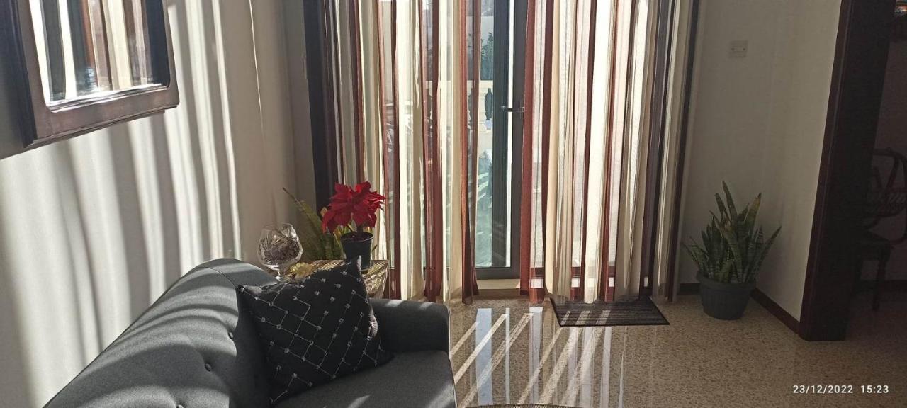 Close To Airport, Double Bedroom, Sofa-Bed, Private Bathroom For Adults And Children Aged 10 And Over Only Gudja Eksteriør bilde